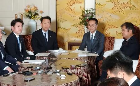 　国会内で会談後、記者団の取材に応じる国民民主党の古川代表代行（奥右から２人目）と公明党の西田幹事長（同３人目）＝２３日午後