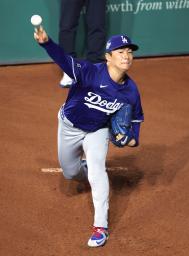 　キャッチボールするドジャース・大谷＝トロント（共同）