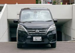 　送検のため、岐阜中署を出る立花浩二容疑者を乗せた車＝２４日午前９時４４分