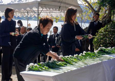 　広島県竹原市の大久野島で開かれた慰霊式で、献花する遺族ら＝２４日午前