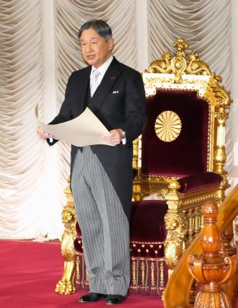 　第２１９臨時国会の開会式でお言葉を述べられる天皇陛下＝２４日午後、参院本会議場