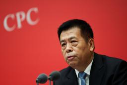 　記者会見する国家衛生健康委員会の雷海潮主任＝２４日、北京（ロイター＝共同）