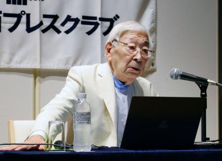 　関西プレスクラブの会合で講演する被団協の田中聡司代表理事＝２４日午後、大阪市中央区