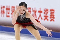 　女子ＳＰ　演技する渡辺倫果＝重慶（共同）