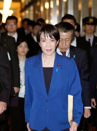 　参院本会議での所信表明演説へ向かう高市首相＝２４日午後