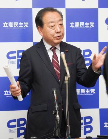 　高市首相の所信表明演説後、記者団の取材に応じる立憲民主党の野田代表＝２４日午後、国会