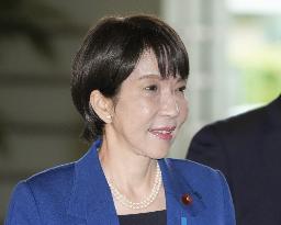 　ウクライナ支援の有志国連合の首脳会合にオンライン参加し、記者団の取材に応じる高市首相＝２４日夜、首相公邸