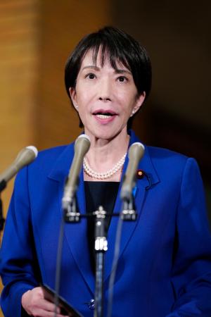 　ウクライナ支援の有志国連合の首脳会合にオンライン参加し、記者団の取材に応じる高市首相＝２４日夜、首相公邸
