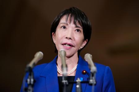 　ウクライナ支援の有志国連合の首脳会合にオンライン参加し、記者団の取材に応じる高市首相＝２４日夜、首相公邸