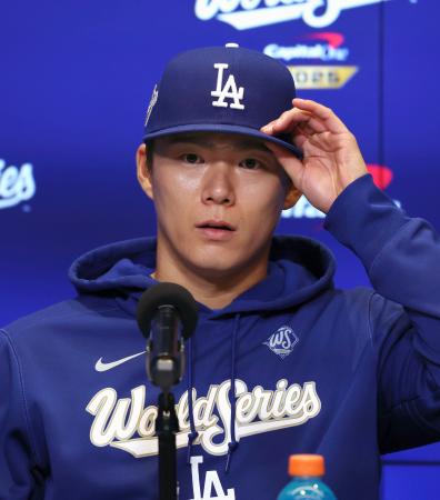 　記者会見で質問に答えるドジャース・山本＝トロント（共同）