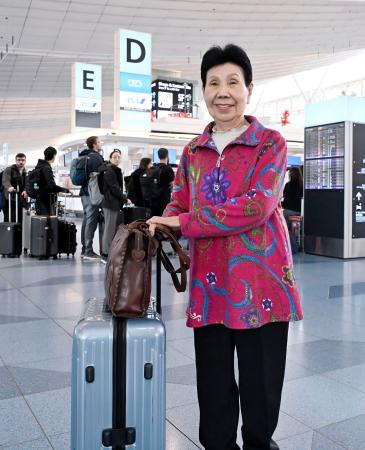 　国際会議に参加するため、羽田空港からイタリア・ローマへ出発する袴田巌さんの姉ひで子さん＝２５日午前