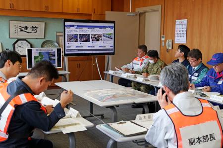 　ＳＮＳ投稿を基に災害時の住民の避難状況を確認する北海道北斗市職員ら＝２５日、北海道北斗市
