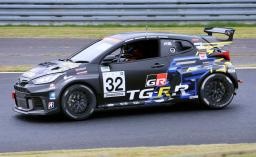 　コースを走るトヨタ自動車が開発中の新型スポーツカー「ＧＲヤリスＭコンセプト」＝２５日午前、岡山県美作市の岡山国際サーキット