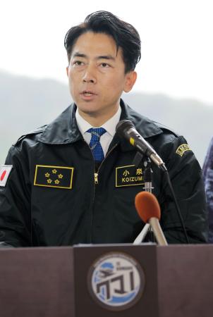 　記者会見する小泉防衛相＝２５日午後、神奈川県の海上自衛隊横須賀基地（代表撮影）
