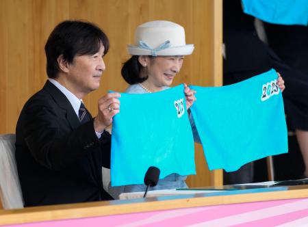　第２４回全国障害者スポーツ大会の開会式に出席された秋篠宮ご夫妻＝２５日午前、滋賀県彦根市