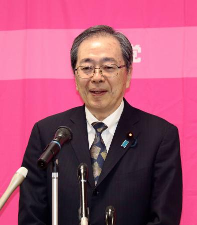 　記者会見する公明党の斉藤代表＝２５日午後、広島市東区