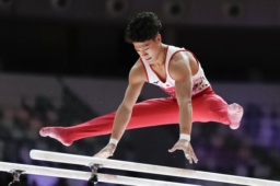 　男子種目別平行棒決勝　演技する角皆友晴＝ジャカルタ（共同）