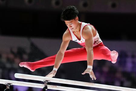 　男子種目別平行棒決勝　演技する角皆友晴＝ジャカルタ（共同）