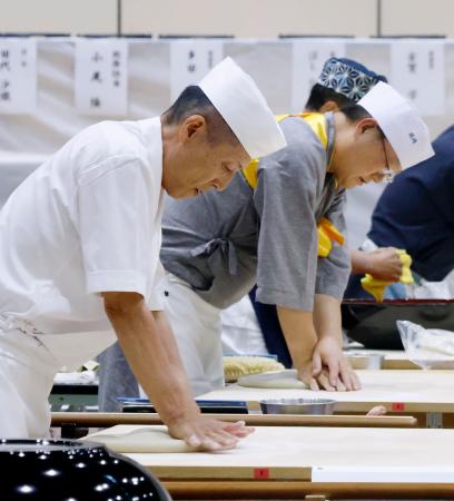 「第1回世界手打ちそば名人グランプリin富山」で、そばを打つ参加者=25日午後、富山市