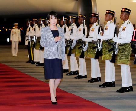 　ＡＳＥＡＮ関連首脳会議に出席するため、マレーシアのクアラルンプール国際空港に到着した高市首相＝２５日（共同）