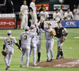 　６回阪神１死三塁、佐藤輝が右中間に適時二塁打を放つ。投手有原、捕手海野＝みずほペイペイドーム