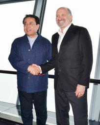 　東京スカイツリーの展望台で握手する赤沢経産相（左）とラトニック米商務長官＝２６日午前、東京都墨田区