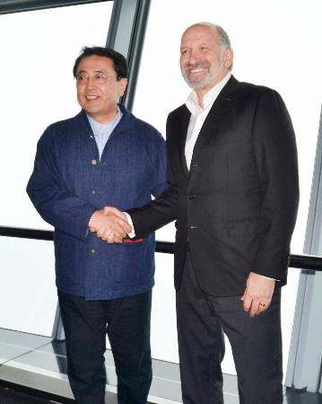 　東京スカイツリーの展望台で握手する赤沢経産相（左）とラトニック米商務長官＝２６日午前、東京都墨田区