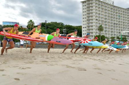 　和歌山県白浜町で開かれた、ライフセーバーの競技会＝２６日