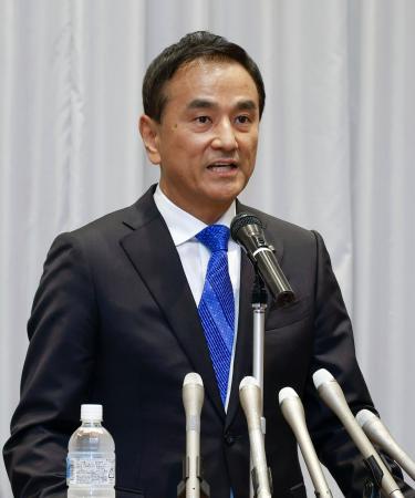 　記者会見で来年２月の山口県知事選に立候補する意向を表明した村岡嗣政知事＝２６日午後、山口市