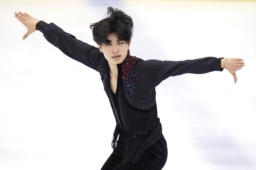 　男子フリー　演技する吉岡希＝山新スイミングアリーナ