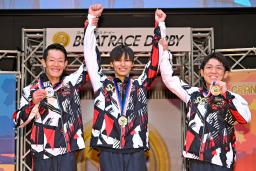 　優勝戦の１周目２マークを先頭で回る末永和也（１）＝ボートレース津