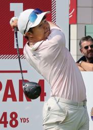 　最終ラウンド、ティーショットを放つ長崎大星。通算１５アンダーのプレーオフで敗れ２位＝ドバイのエミレーツＧＣ（共同）