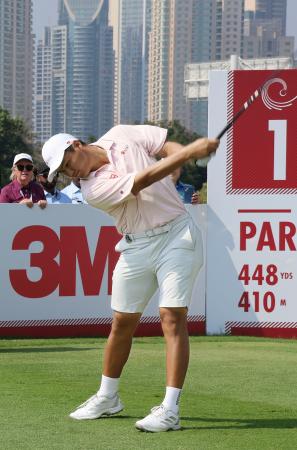　最終ラウンド、ティーショットを放つ中野麟太朗。通算１３アンダーの３位＝ドバイのエミレーツＧＣ（共同）