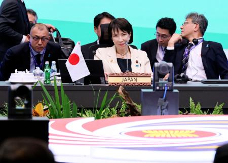 　「アジア・ゼロエミッション共同体（ＡＺＥＣ）」首脳会議に臨む高市首相（中央）＝２６日、マレーシア・クアラルンプール（代表撮影・共同）