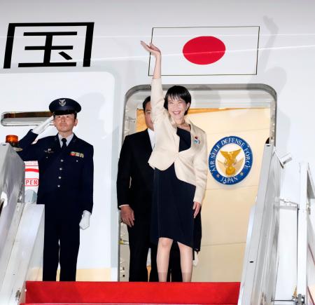 就任後初となった外交日程を終え、クアラルンプール国際空港から帰国の途に就く高市首相=26日(共同)