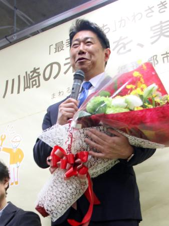 　川崎市長選で４選を決め、あいさつする福田紀彦氏＝２６日午後、川崎市