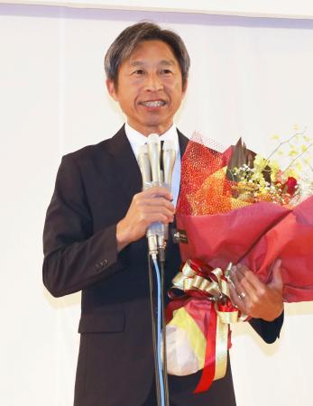 　長野市長選で再選を決め、支援者を前にあいさつする荻原健司氏＝２６日午後、長野市
