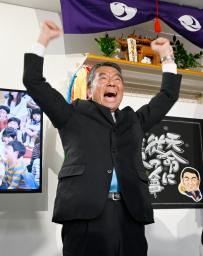 　宮城県知事選で６選を決め、笑顔を見せる村井嘉浩氏＝２６日午後、仙台市