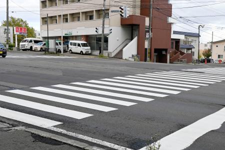 　男児２人がはねられる事故が起きた交差点＝２７日午前、札幌市白石区