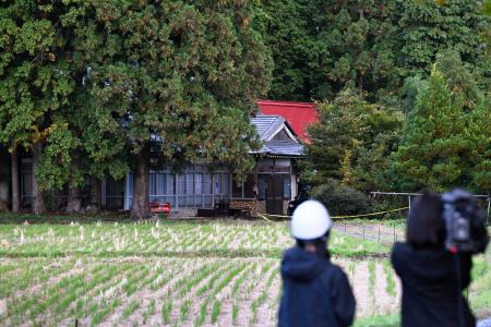 　敷地内でクマに襲われたとみられる男性遺体が見つかった住宅＝２７日午後、岩手県一関市厳美町