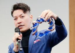 　核融合炉の内部の模型を示し、建設構想を説明するヘリカル・フュージョンの田口昂哉ＣＥＯ＝２７日、東京都千代田区