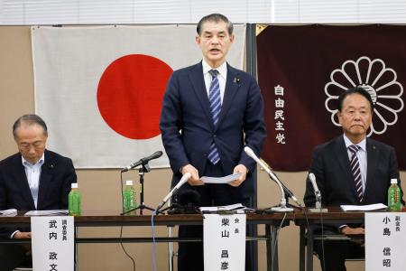 　記者会見する自民党埼玉県連の柴山昌彦会長（中央）＝２７日午後、さいたま市