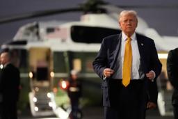 　羽田空港に到着したトランプ米大統領＝２７日（ＡＰ＝共同）