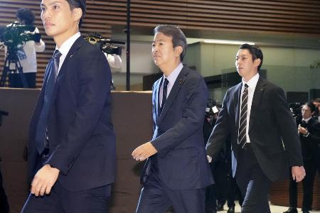 　首相官邸に入る石原宏高氏（中央）＝２１日