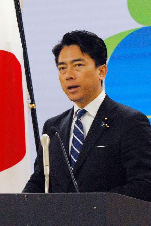 　記者会見する小泉防衛相＝２８日午前、防衛省