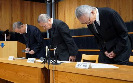 記者会見を終え、頭を下げる徳島大の河村保彦学長(右から3人目)ら=28日午前、徳島市