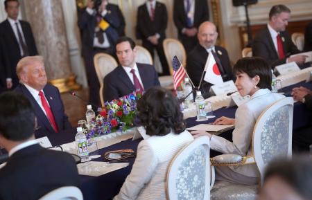　会談する高市首相（手前右）とトランプ米大統領（奥左端）＝２８日、東京・元赤坂の迎賓館（ゲッティ＝共同）