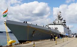 　海上自衛隊佐世保基地に寄港したインド海軍のフリゲート艦サヒヤードリ＝２８日午前、長崎県佐世保市