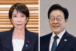 　首相官邸を出る高市首相＝２８日午前