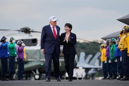　米海軍の原子力空母ジョージ・ワシントンの艦上を歩く高市首相（右）とトランプ米大統領＝２８日、神奈川県横須賀市（ＡＰ＝共同）